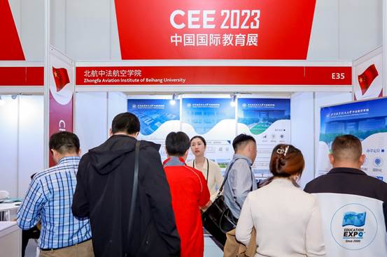 一群人站在火车旁描述已自动生成