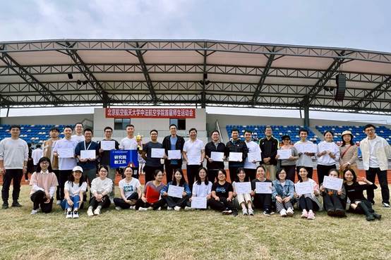 人们在看台上的草地上有一群人描述已自动生成