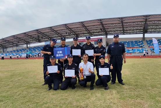 一群人站在草地上描述已自动生成